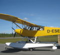 Enriko med en Piper Cub